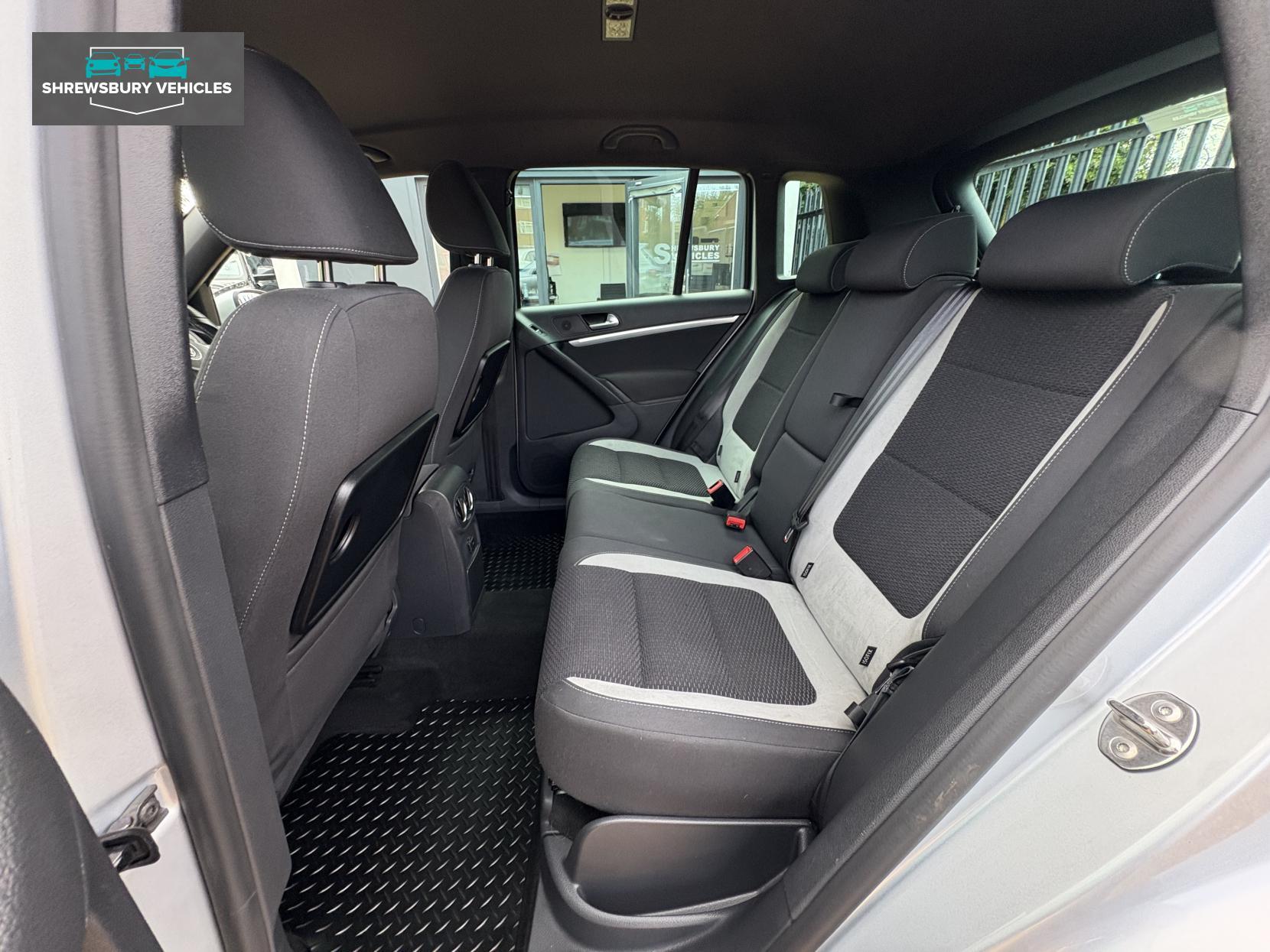 Volkswagen Tiguan 2.0 TDI BlueMotion Tech R-Line SUV 5dr Diesel DSG 4WD Euro 5 (s/s) (Nav) (140 ps)