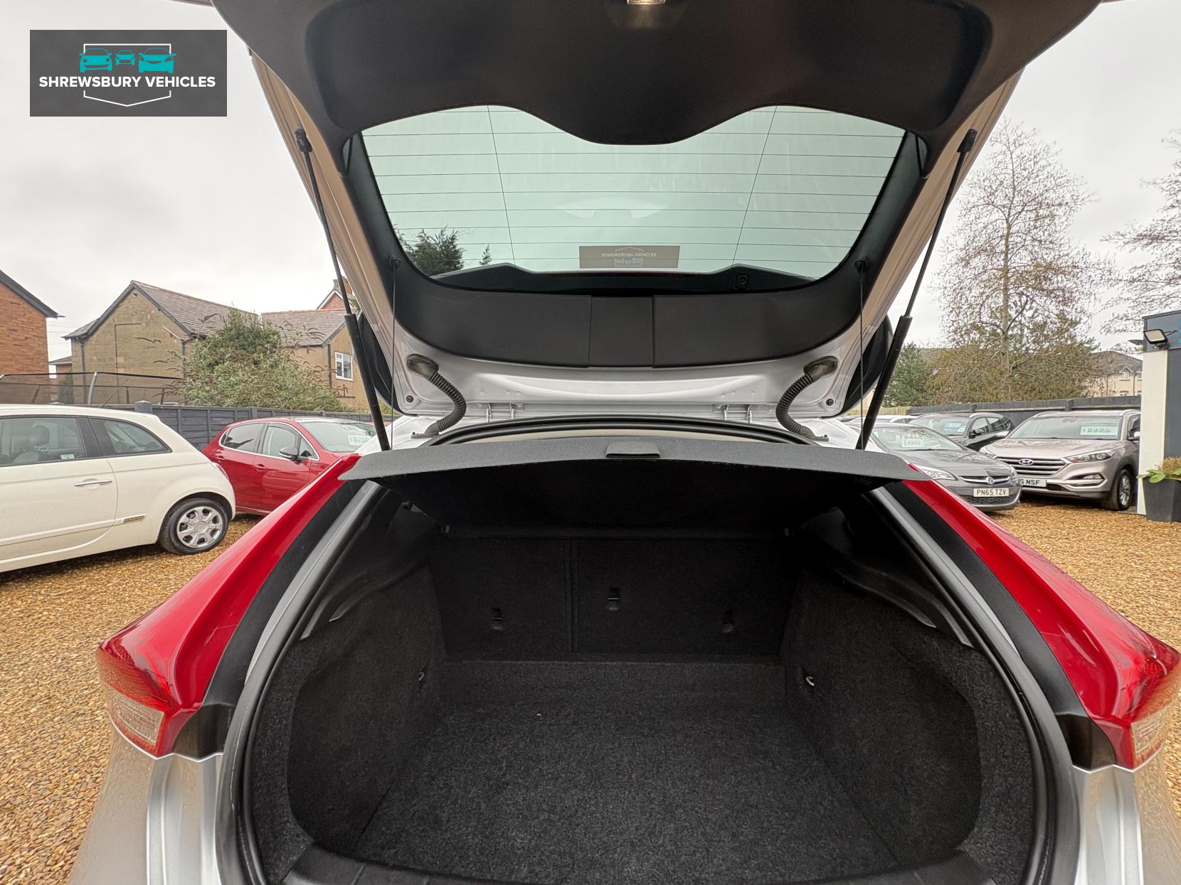 Volvo V40 2.0 D2 SE Lux Nav Hatchback 5dr Diesel Auto Euro 6 (s/s) (120 ps)