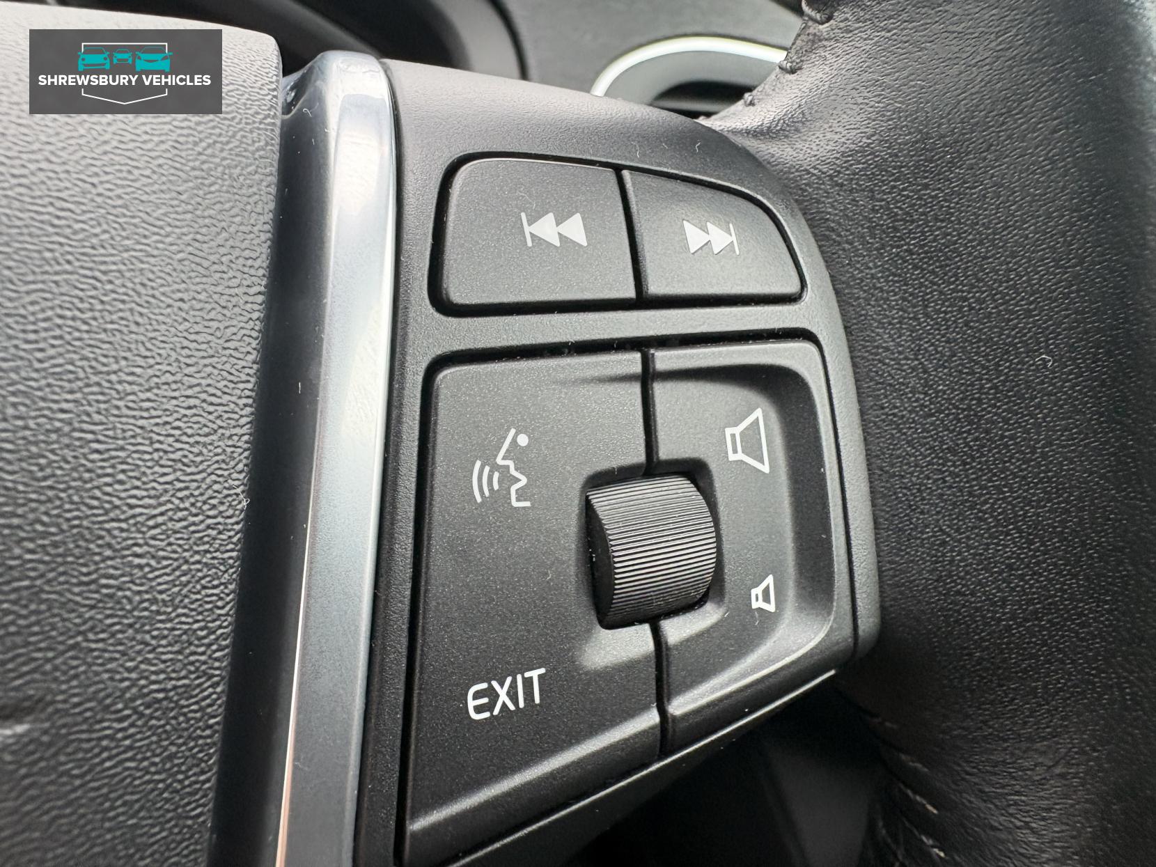 Volvo V40 2.0 D2 SE Lux Nav Hatchback 5dr Diesel Auto Euro 6 (s/s) (120 ps)