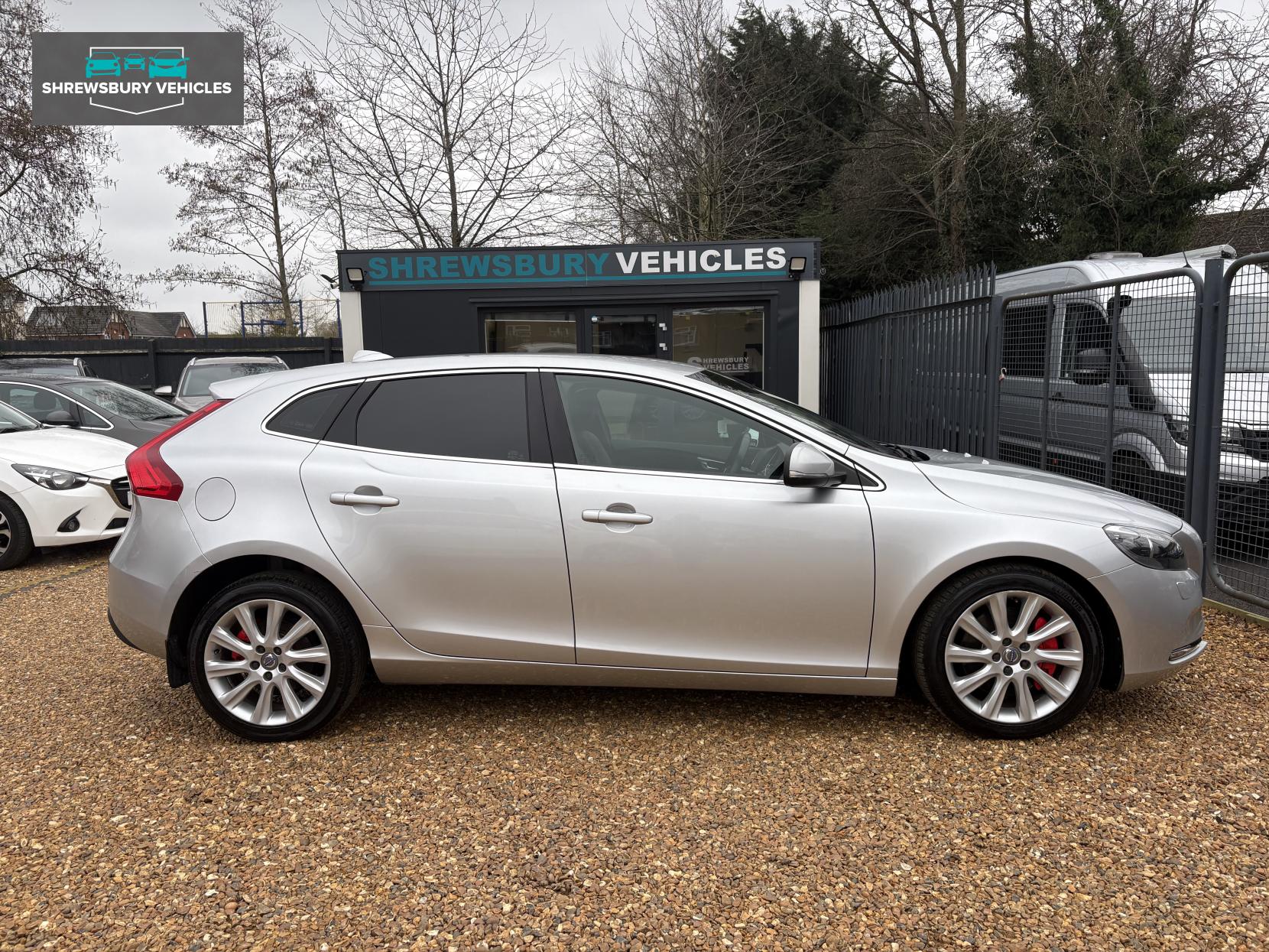 Volvo V40 2.0 D2 SE Lux Nav Hatchback 5dr Diesel Auto Euro 6 (s/s) (120 ps)