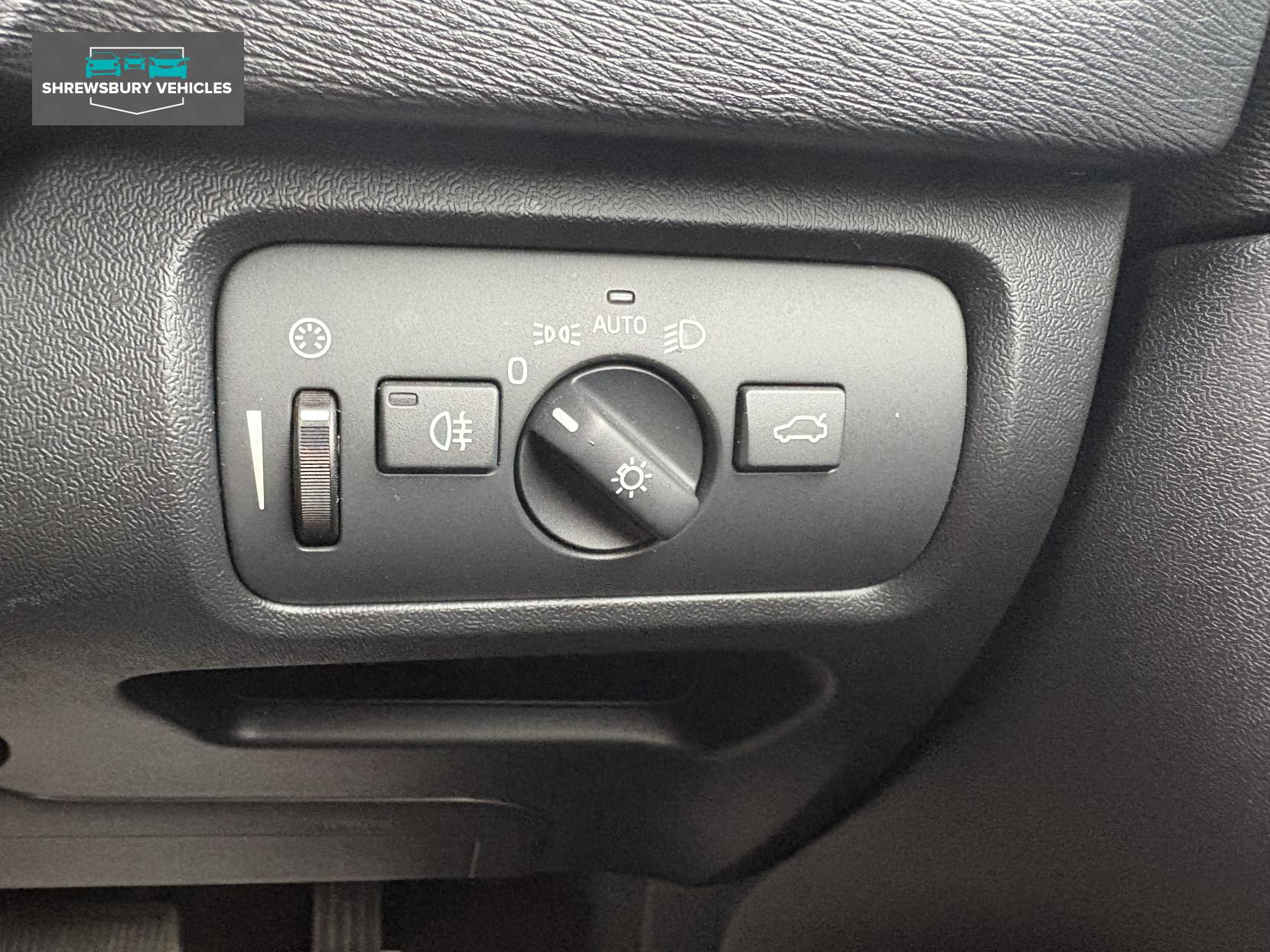 Volvo V40 2.0 D2 SE Lux Nav Hatchback 5dr Diesel Auto Euro 6 (s/s) (120 ps)