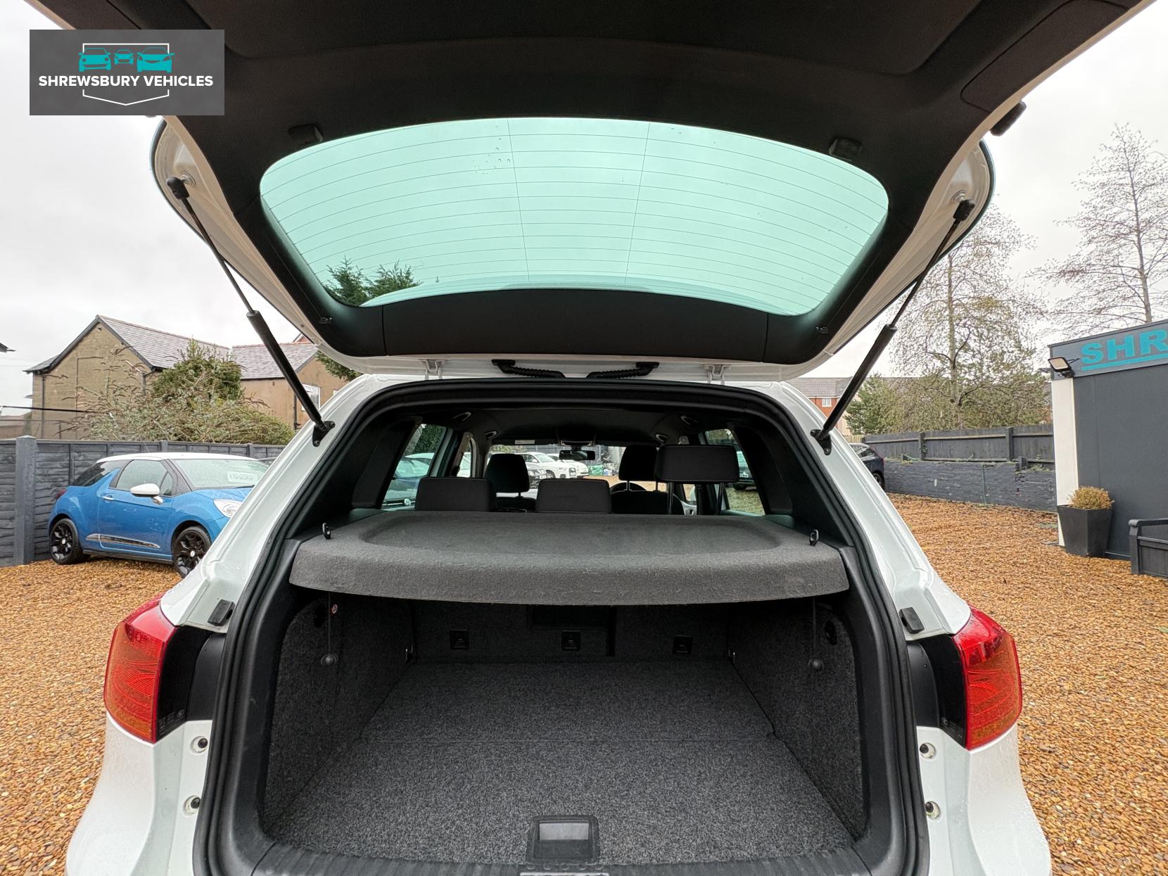 Volkswagen Tiguan 2.0 TDI BlueMotion Tech R-Line SUV 5dr Diesel DSG 4WD Euro 5 (s/s) (Nav) (140 ps)